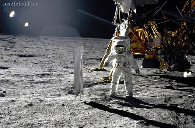 Buzz-Aldrin-walks-on-the--001