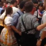 Leharapta egy nő egy férfi ajkát a sörünnepen- VIDEÓ