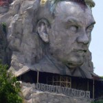 JÓL HALADNAK AZ ORBÁN SZOBOR ÉPÍTÉSI MUNKÁLATAI