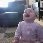 A kisbaba éppen most fedezi fel, mennyire vicces lehet egy kutya