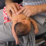 Borzasztó! 4 napos újszülöttet kezelt egy csontkovács - Videó!
