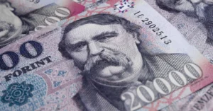 Forint és euró bankjegyek az árfolyamváltozás szemléltetésére